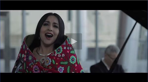 Video: Sylvia Falcón canta el Himno Nacional en Quechua