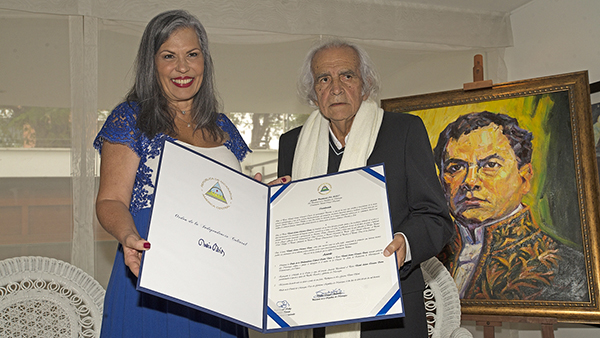 Poeta Arturo Corcuera recibe Orden "Ruben Darío"
