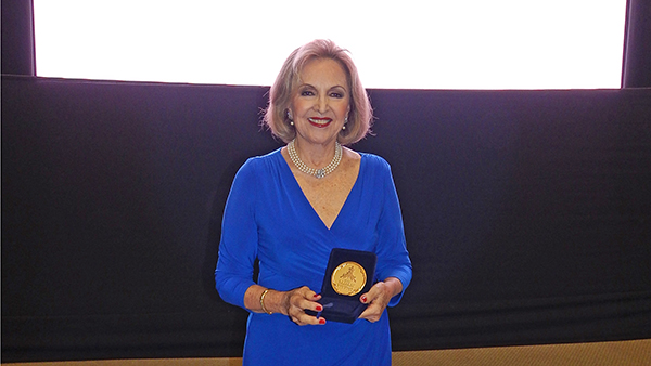 Martha Mifflin recibió Premio Esteban Campodónico 2017
