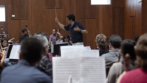 Miguel Harth-Bedoya ensaya con la Sinfónica Nacional
